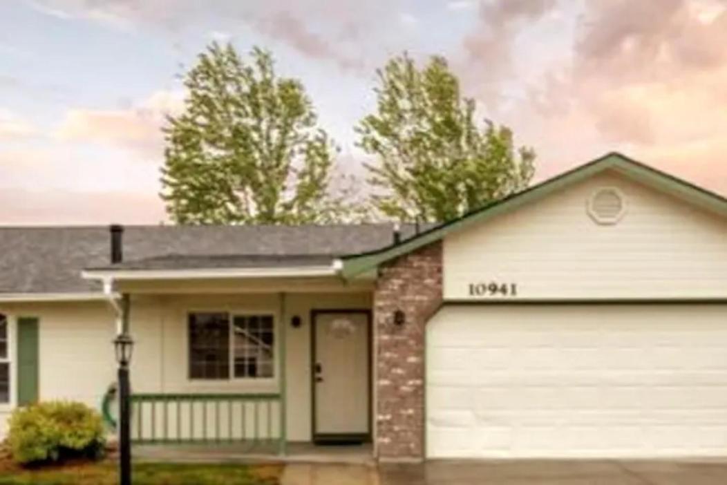 Hello Dolly: Cozy 3-Bed Retreat with Fireplace near Trails and River Eagle Exterior photo