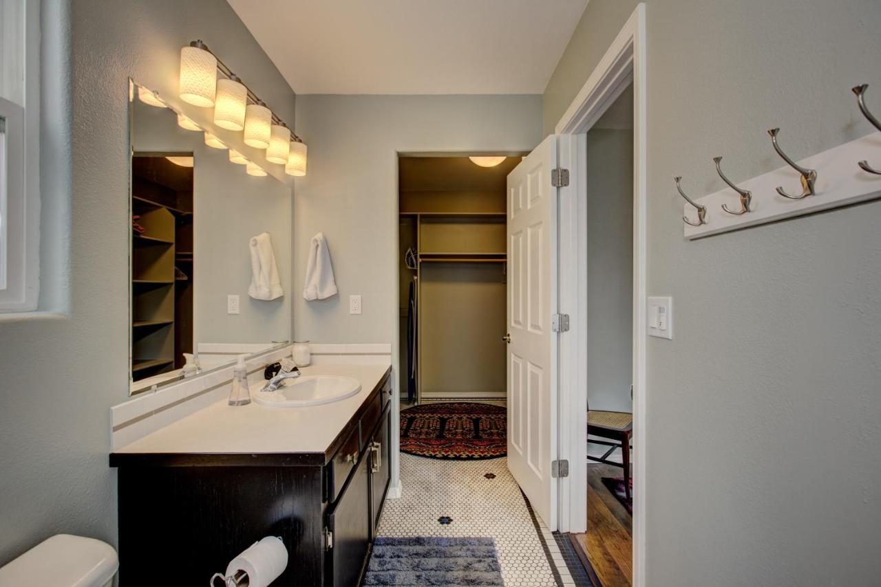 Hello Dolly: Cozy 3-Bed Retreat with Fireplace near Trails and River Eagle Exterior photo