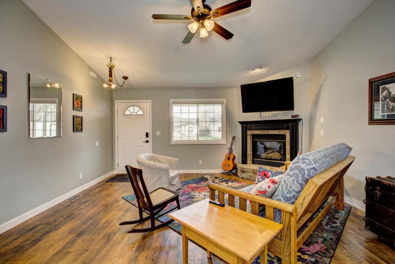 Hello Dolly: Cozy 3-Bed Retreat with Fireplace near Trails and River Eagle Exterior photo