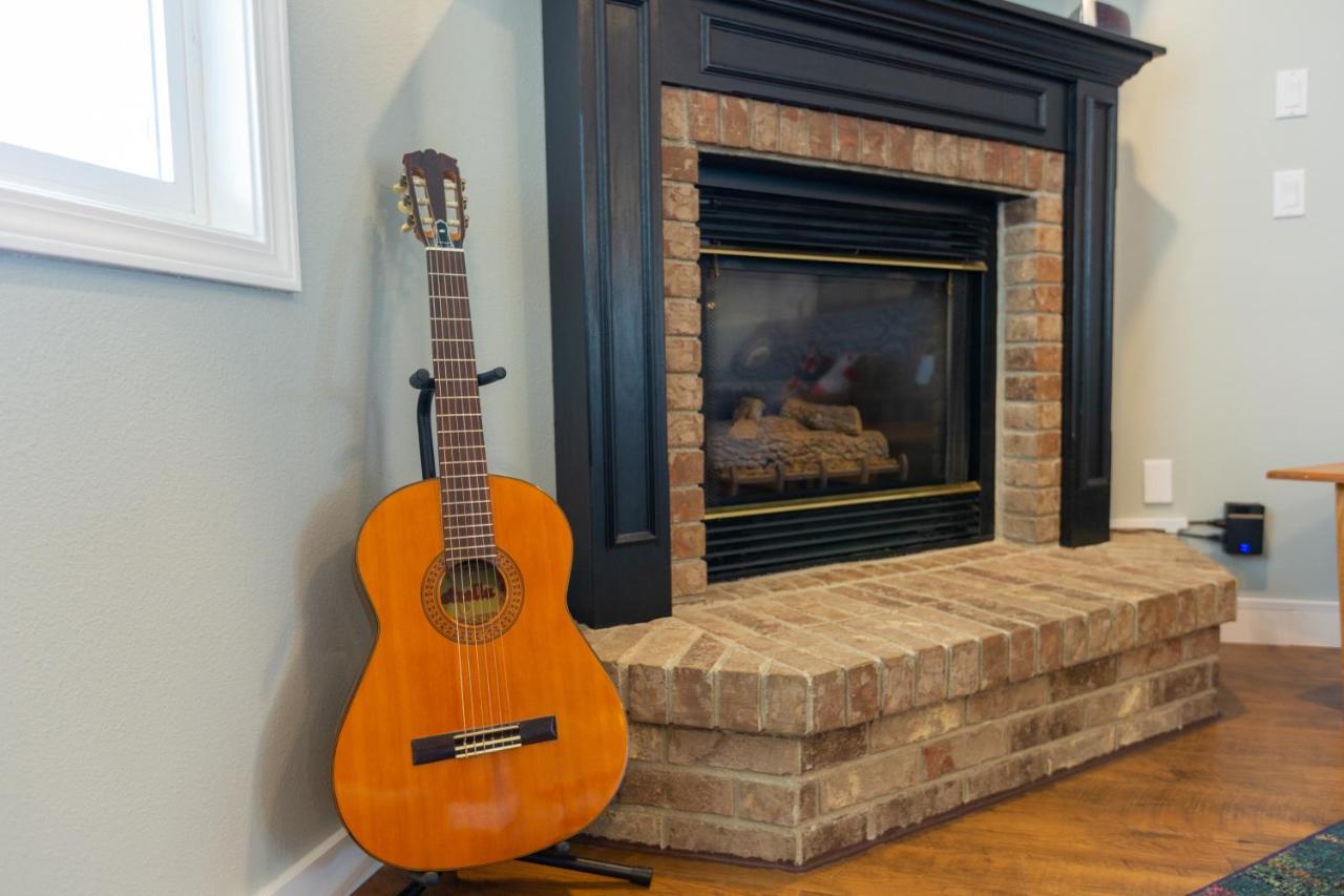 Hello Dolly: Cozy 3-Bed Retreat with Fireplace near Trails and River Eagle Exterior photo